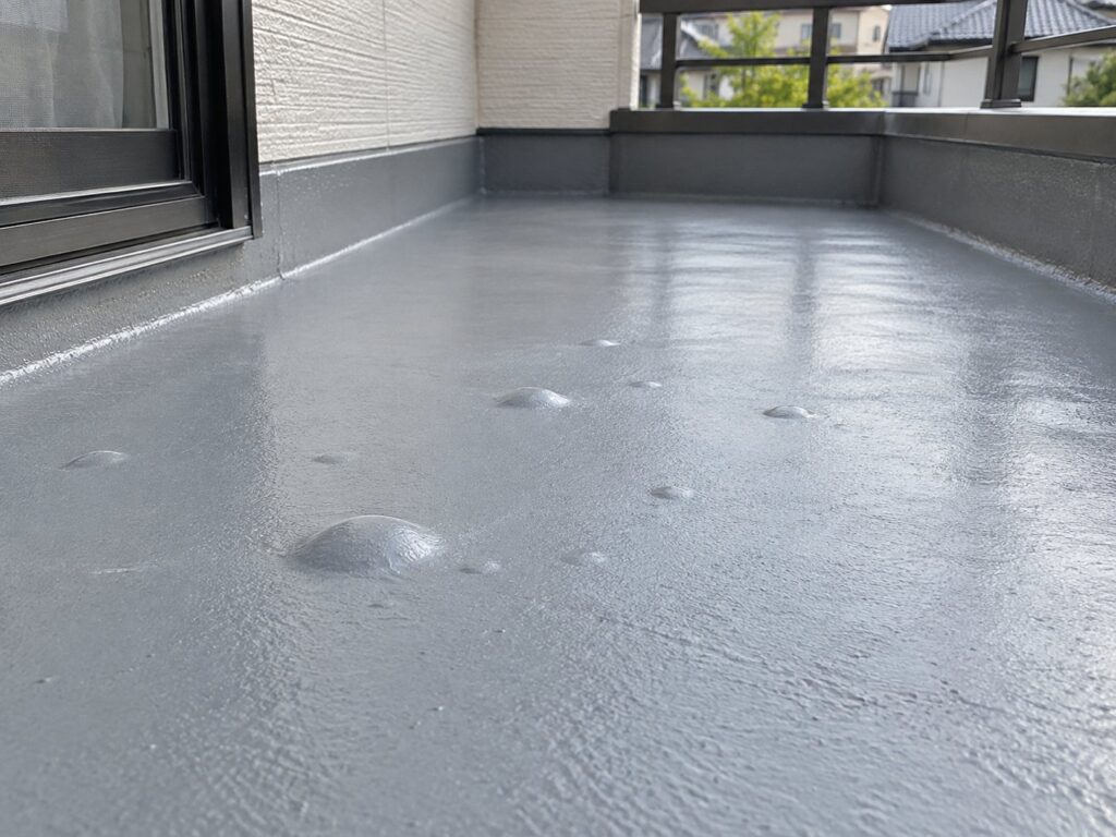 防水層の表面に膨れが見られるベランダ床のイメージ