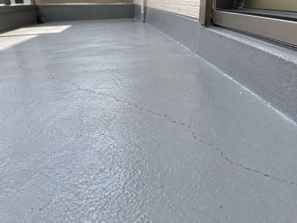 防水層にひび割れが見られるベランダ床のイメージ
