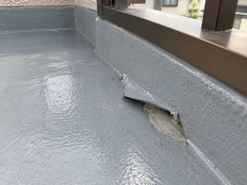 防水層の一部が剥がれたベランダ床のイメージ